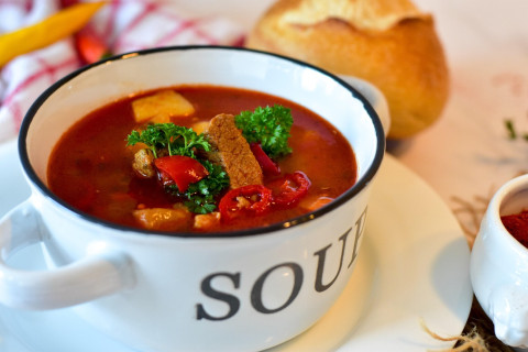 Maďarský guláš v smaltovanom kotlíku – tradičný recept plný chuti